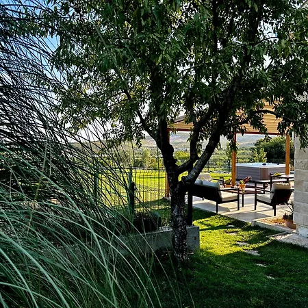 Mini Marta - Private Retreat With Jacuzzi, 1000m2 Fenced Property, Garden, Bbq Lounge, 500mbps, Ev, Near Split فيلة