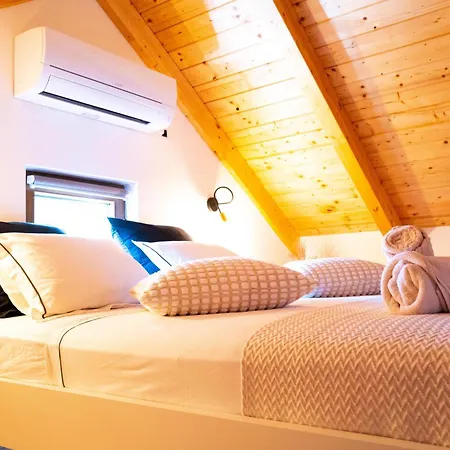 Mini Marta - Private Retreat With Jacuzzi, 1000m2 Fenced Property, Garden, Bbq Lounge, 500mbps, Ev, Near Split Kaštela