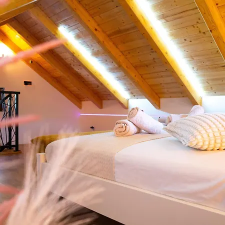 فيلة Mini Marta - Private Retreat With Jacuzzi, 1000m2 Fenced Property, Garden, Bbq Lounge, 500mbps, Ev, Near Split Kaštela