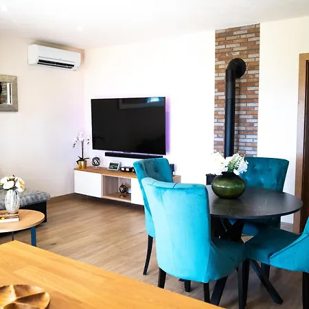 Mini Marta - Private Retreat With Jacuzzi, 1000m2 Fenced Property, Garden, Bbq Lounge, 500mbps, Ev, Near Split Kaštela