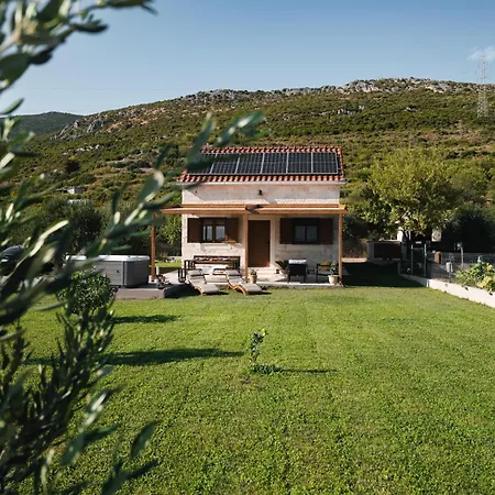 Mini Marta - Private Retreat With Jacuzzi, 1000m2 Fenced Property, Garden, Bbq Lounge, 500mbps, Ev, Near Split * Kaštela