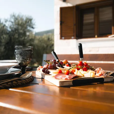 Mini Marta - Private Retreat With Jacuzzi, 1000m2 Fenced Property, Garden, Bbq Lounge, 500mbps, Ev, Near Split فيلة Kaštela