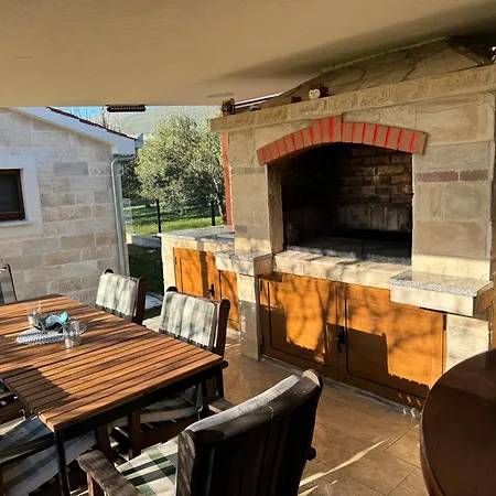 فيلة Mini Marta - Private Retreat With Jacuzzi, 1000m2 Fenced Property, Garden, Bbq Lounge, 500mbps, Ev, Near Split Kaštela